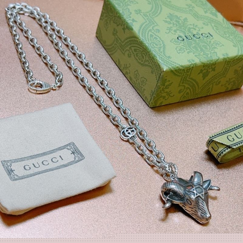 G*u*i necklaces
